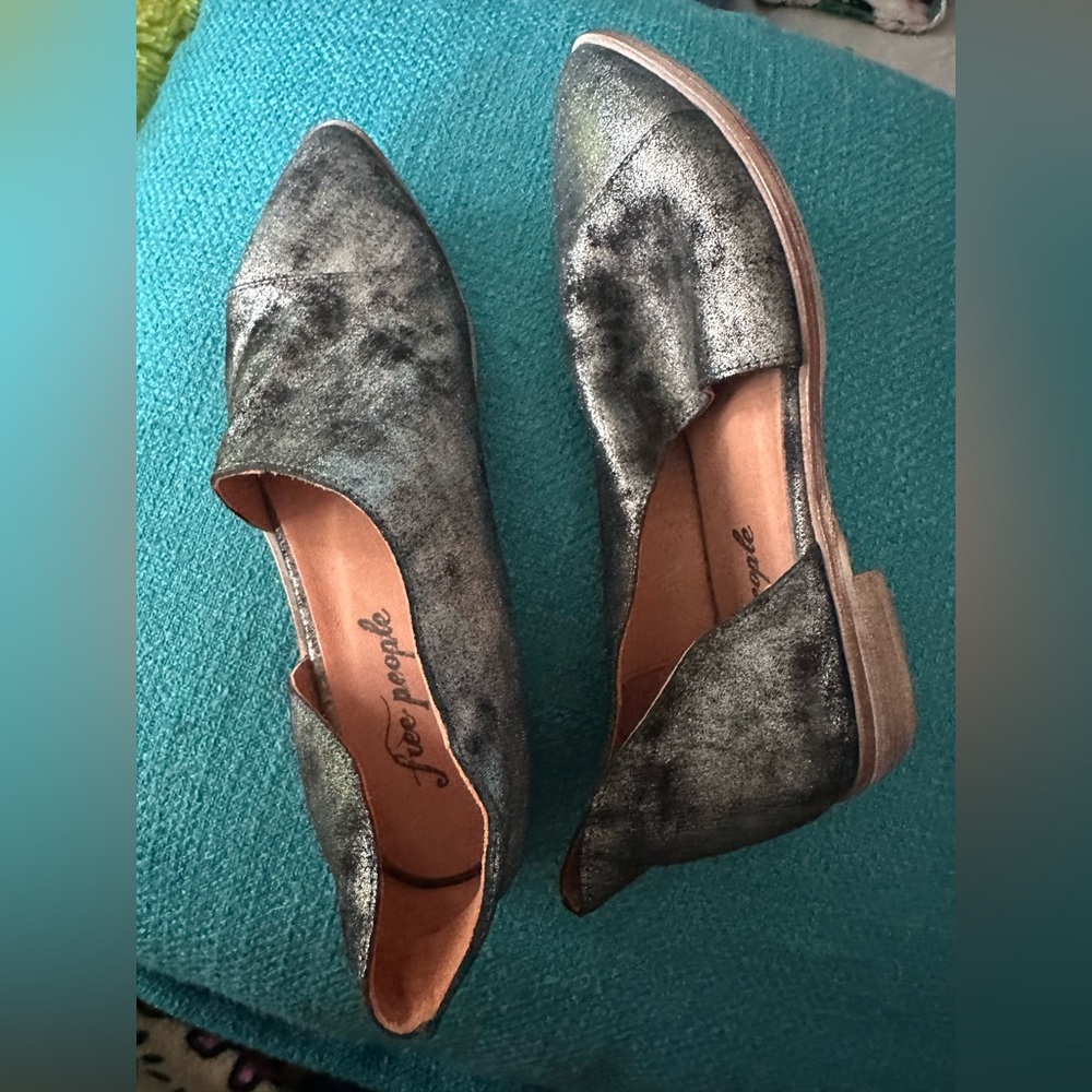 Free People NWT size 39 chrome flats